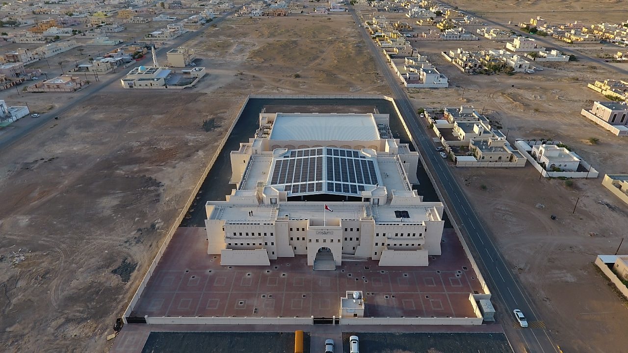 Bina üstünde güneş enerjisi kurulumu yapan işçiler