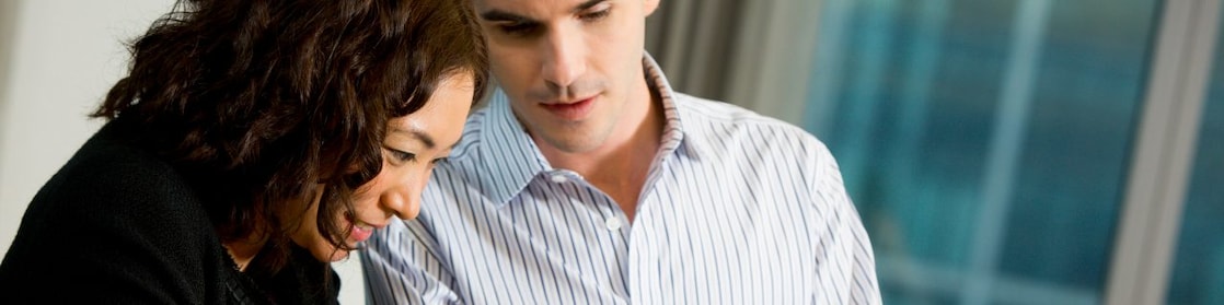 Two people discussing how to apply for a job at Shell