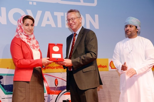 Women giving award