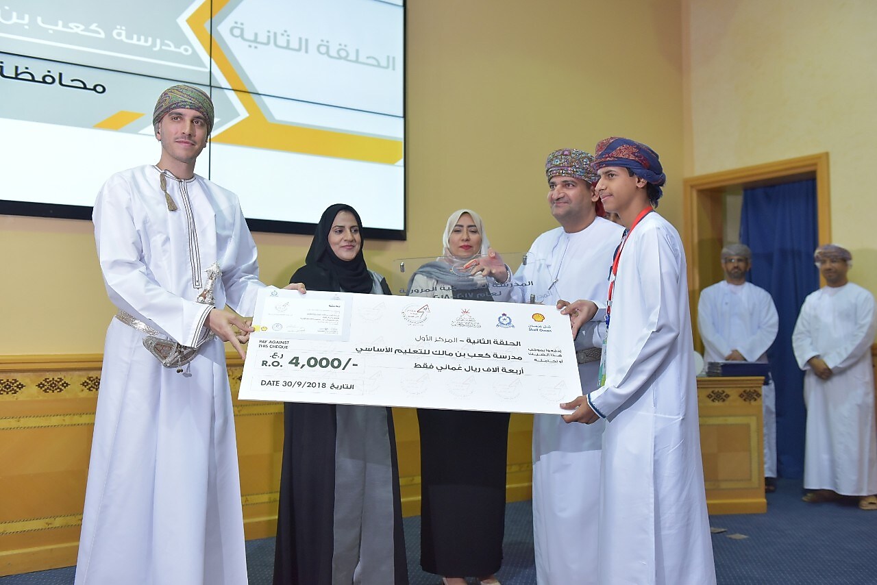 H.H. Sayyid Kamil bin Fahd bin Mahmoud Al Said congratulating a winning team