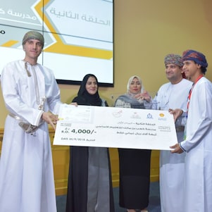 H.H. Sayyid Kamil bin Fahd bin Mahmoud Al Said congratulating a winning team