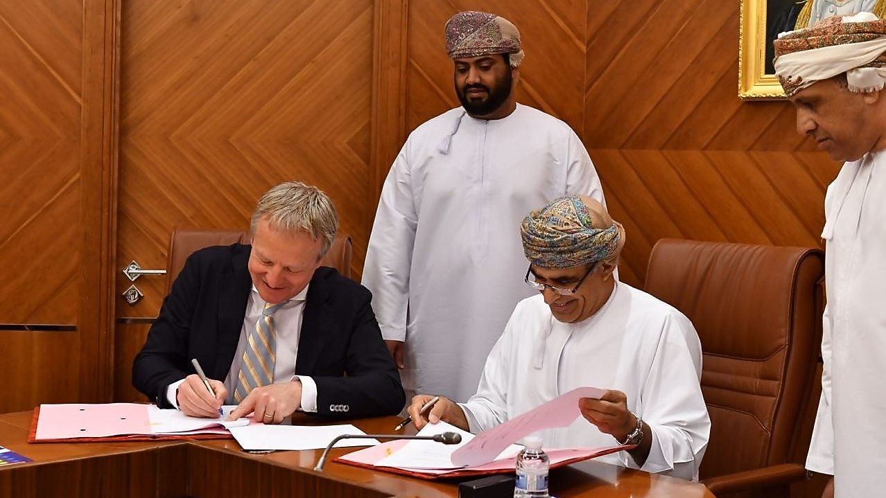 Maarten Westelaar Shell's Director of Integrated Gas and New Energies and H.E. Dr. Mohammed bin Hamad Al-Rumhi, Minister of Oil & Gas