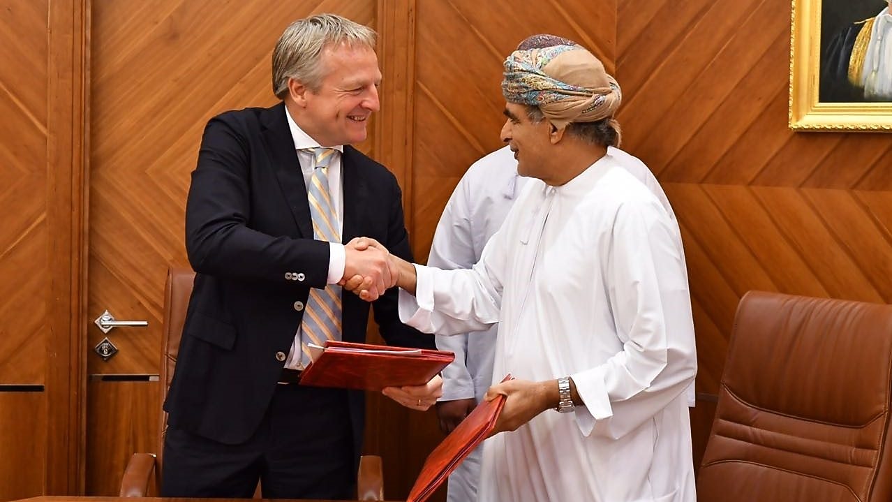 Maarten Westelaar Shell's Director of Integrated Gas and New Energies and H.E. Dr. Mohammed bin Hamad Al-Rumhi, Minister of Oil & Gas