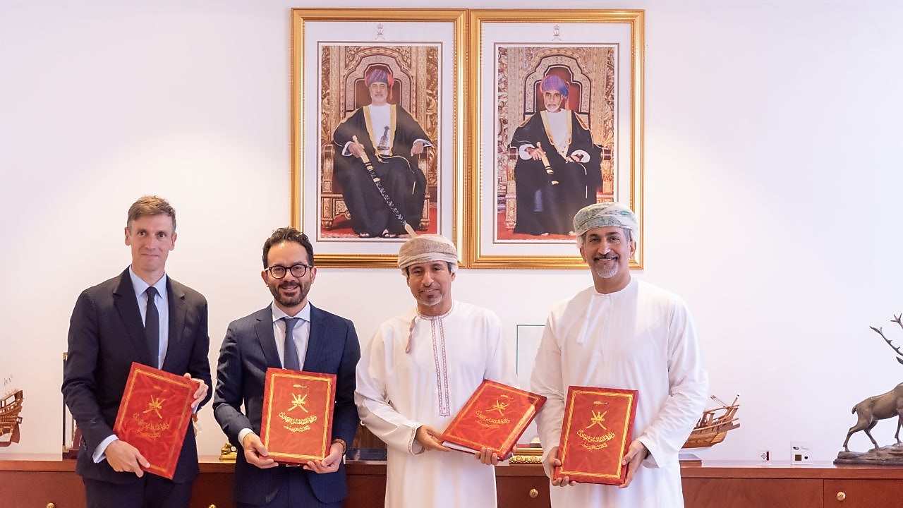 Walid Hadi, Senior VP and Country Chairman for Shell in Oman and His Excellency Salim bin Nasser Al Aufi, Minister of Energy and Minerals at the Block 11 EPSA signing ceremony