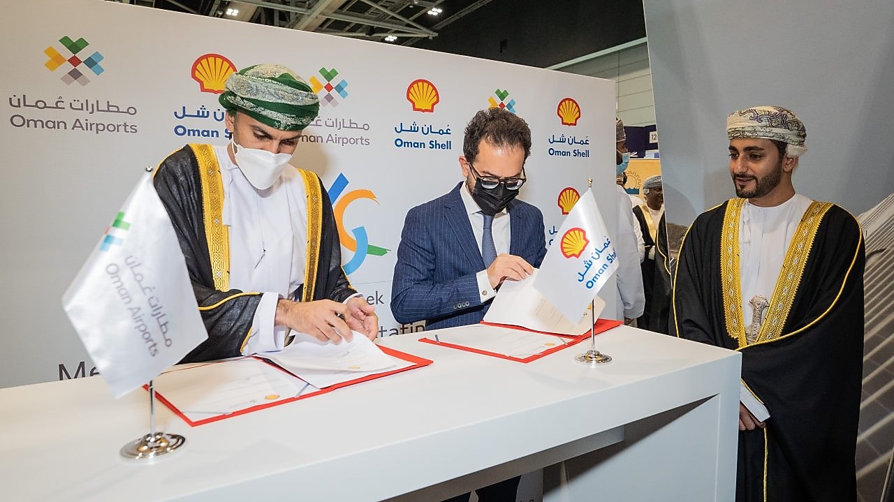 Walid Hadi and Shaikh Aimen Al Hosni signing the Memorandum of Understanding
