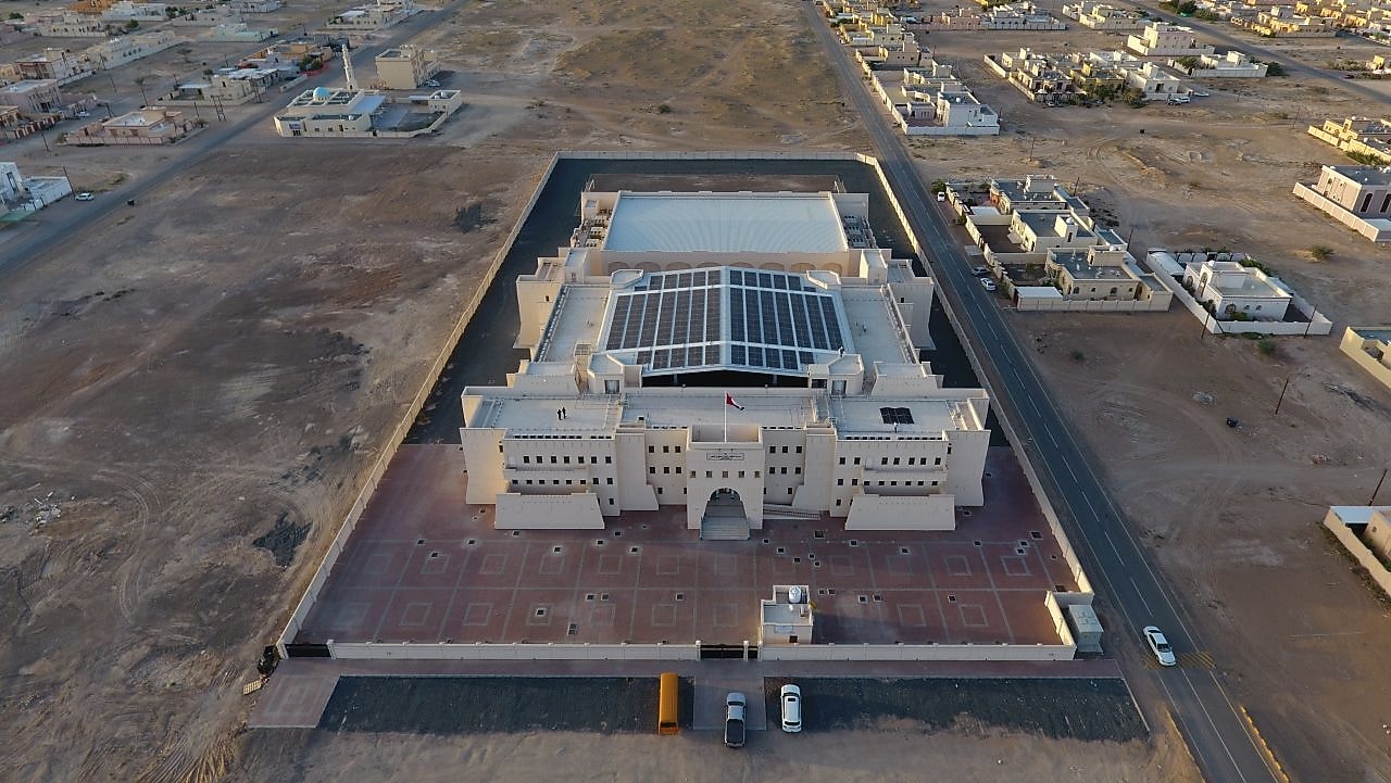 Bina üstünde güneş enerjisi kurulumu yapan işçiler