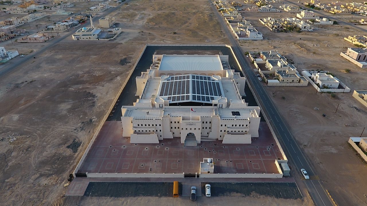 Bina üstünde güneş enerjisi kurulumu yapan işçiler